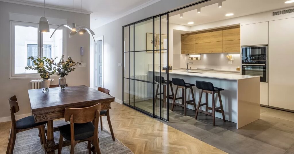 Separarea-bucatariei-intr-un-living-open-space.jpg